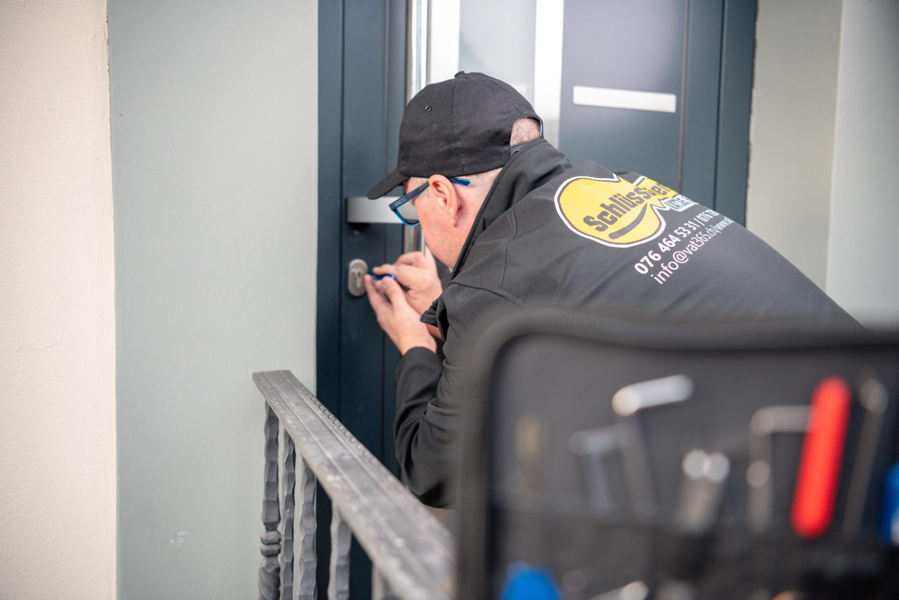 Notfall-Türöffnung in Solothurn — VAT365 Techniker öffnet eine Wohnungstür schadenfrei